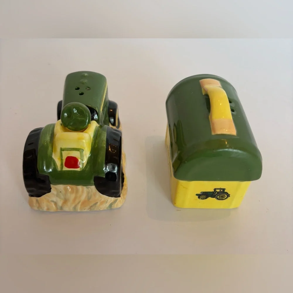 John Deere Tractor & Lunchbox Salt & Pepper  Set